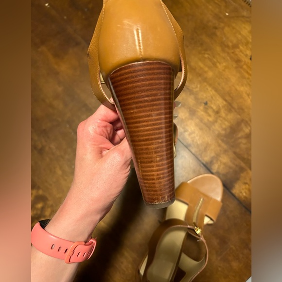 Michael Kors 9 Berkeley T strap sandals in Luggage - Picture 6 of 11